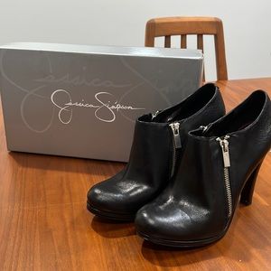 Jessica Simpson Lefigo Black Leather 8.5m - 5” Heel.